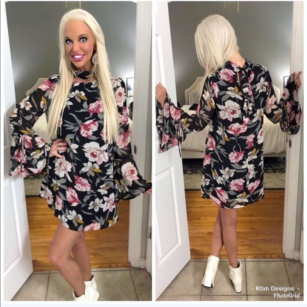 LAST 1! Stunning Floral Dress w/Bell Sleeves! - Picture 1 of 4